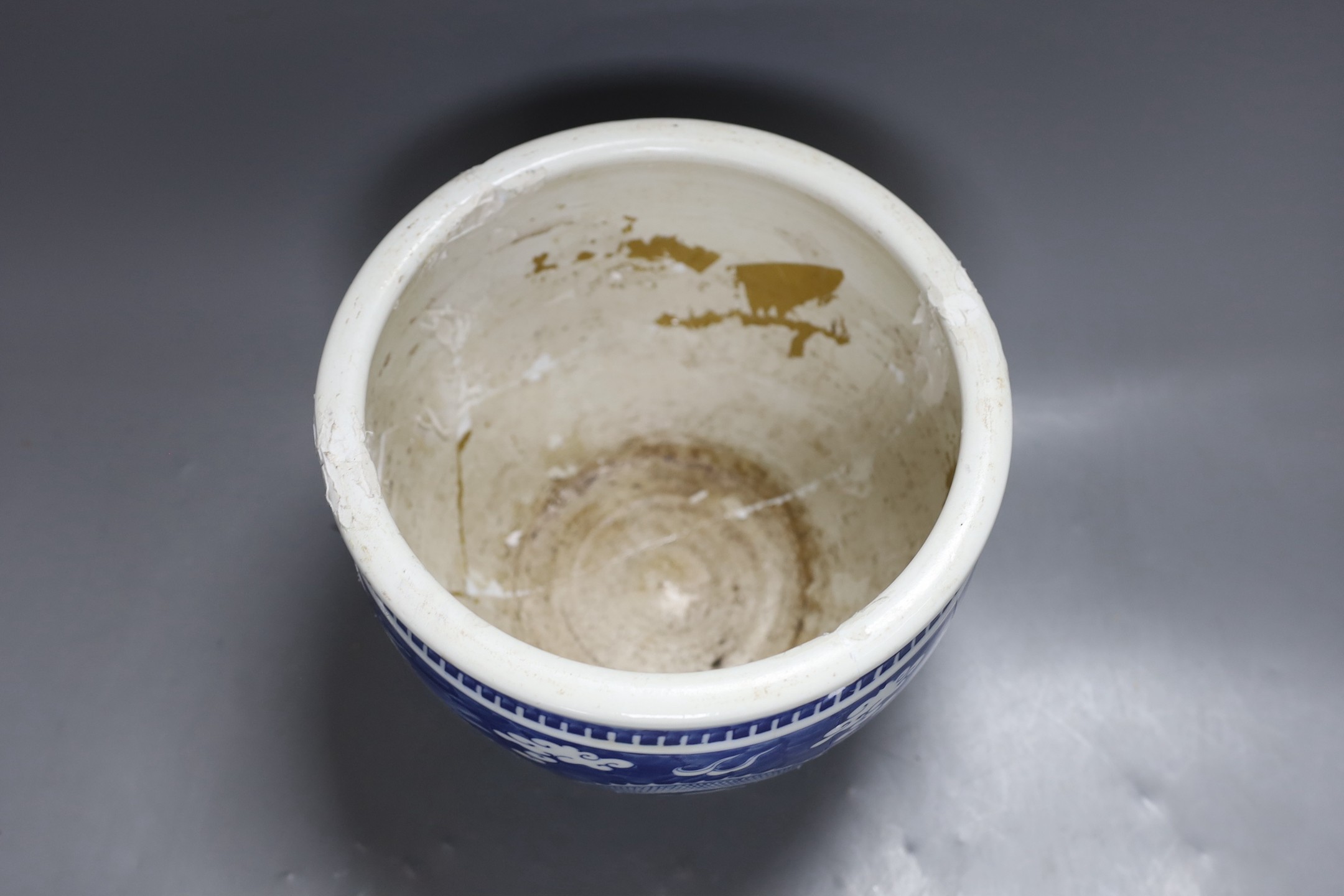 A Chinese blue and white dragon jardiniere, 24 cm diameter